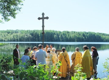 освящение воды на озере Двинец